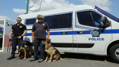 84η ΔΕΘ – Αστυνομικοί σκύλοι σε ρόλο …ανιχνευτή