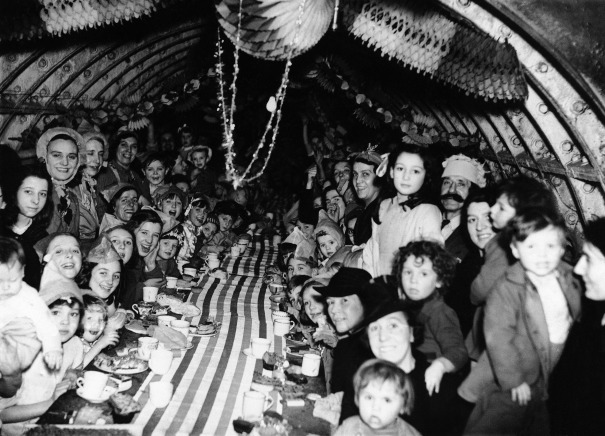 Χριστούγεννα στον υπόγειο σιδηροδρομικό σταθμό του Λονδίνου (1940)