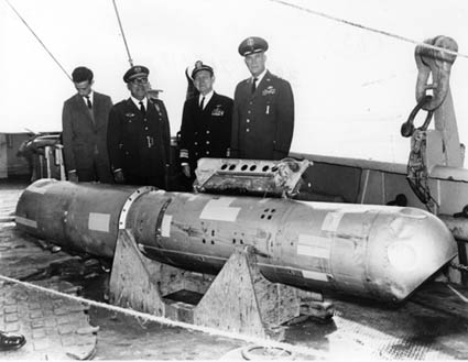 Η πυρηνική βόμβα B28RI, η οποία ανακτήθηκε από βάθος 870 μέτρων, στο κατάστρωμα του USS Petrel.