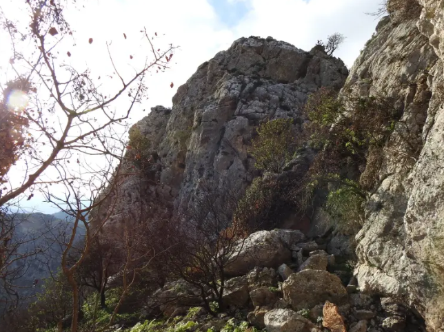 Ο βράχος πάνω στον οποίο κάθονταν ο Τζων Στάνλεϋ, Μανόλης Πιμπλής και Μανόλης Σειραδάκης.