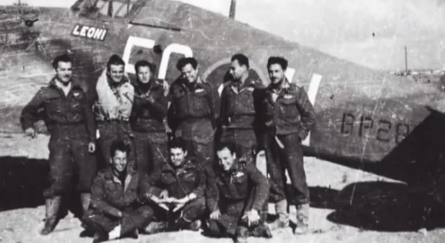 O αεροπόρος Γιώργος Πλειόνης μαζί με τους υπόλοιπους αεροπόρους μπροστά από βρετανικό μαχητικό Hurricane
