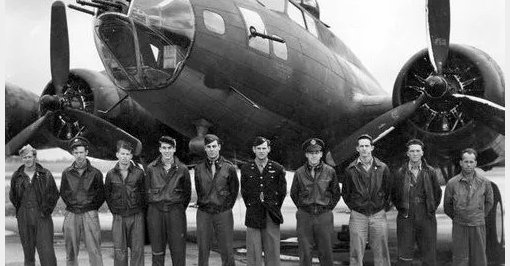 Αναμνηστική φωτογραφία του αμερικανικού βομβαρδιστικού Β 17 “The Tondelayo” με το πλήρωμά του