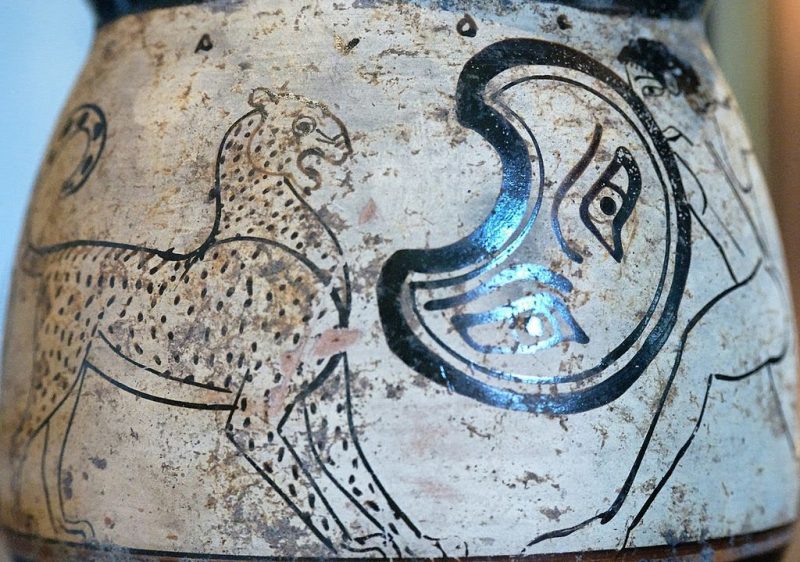 Αττικό αγγείο με Έλληνα ασπιδοφόρο να κρατά πέλτη -Αρχές 5ου αι π.Χ. -Μουσείο του Λούβρου