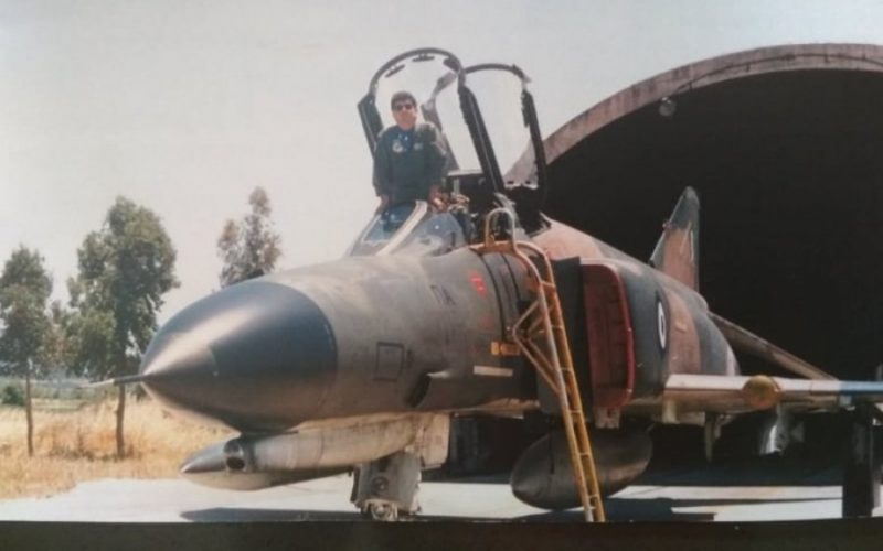 Ο σήμερα αντιπτέραρχος (Ι) εα. Κωνσταντίνος Ιατρίδης με μαχητικό αεροσκάφος της Πολεμικής Αεροπορίας τύπου “Φάντομ” (F-4E Phantom II)
