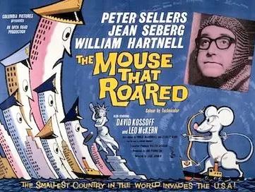 Το “Ποντίκι που βρυχάται” προβλήθηκε το 1959, σε σκηνοθεσία Τζακ Άρνολντ. Πρωταγωνιστεί ο Πίτερ Σέλερς, ο οποίος υποδύεται τρεις ρόλους