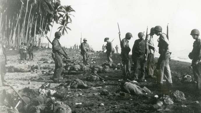 Αμερικανοί πεζοναύτες ανάμεσα σε νεκρούς Ιάπωνες μετά τη μάχη στον ποταμό Tenaru. Πηγή εικόνας: britannica.com