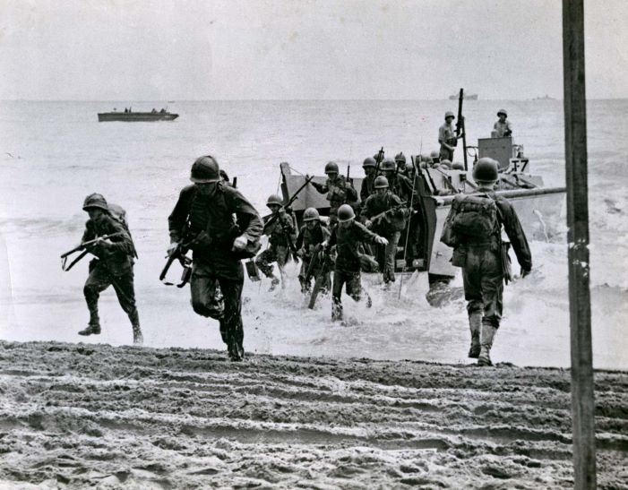 Αμερικανοί πεζοναύτες αποβιβάζονται στο Guadalcanal. Πηγή εικόνας: britannica.com
