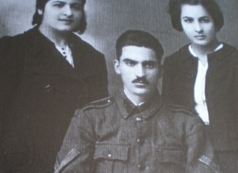 Ο Γιάννης Μπριλάκης, στρατιώτης το 1938, με τις εξαδέλφες του Ελευθερία και Φωφώ